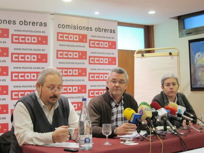 Fernández, Vicente Y Fueyo, En La Rueda De Prensa