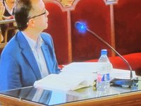 Otro testigo dice que el sastre le ordenó hacer facturas falsas