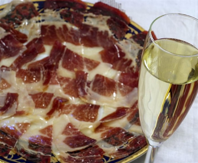 Plato De Jamón Con Una Copa De Cava