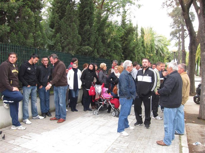 Mariscadores De La Chirla Se Concentran Ante La Sede De La Junta. 