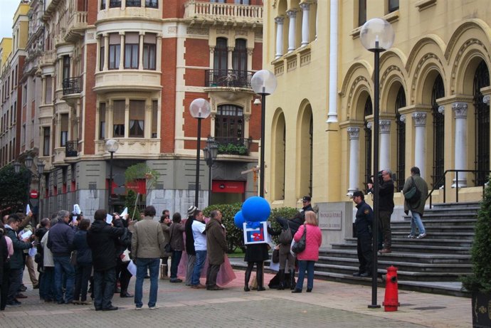 Concentración De Trabajadores De RTPA Frente A Presidencia