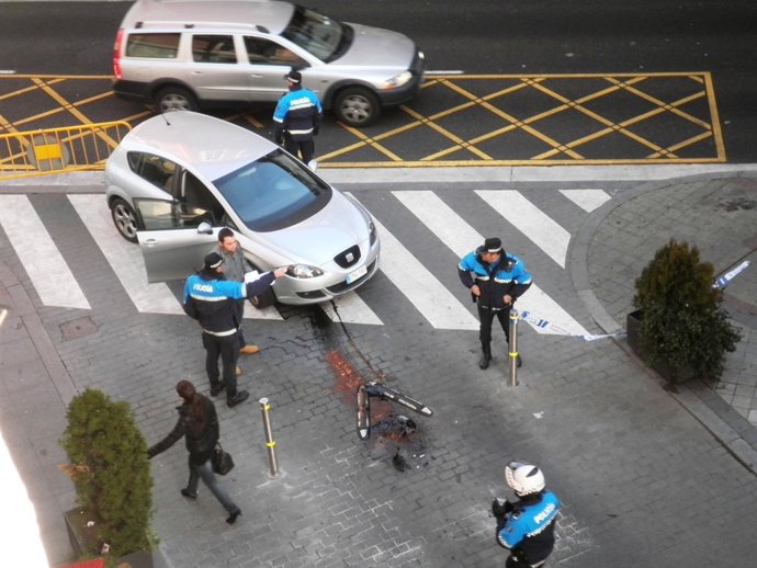 Un Coche Golpea El Bolardo Automático En El Acceso Al Parking De La Plaza Mayor 