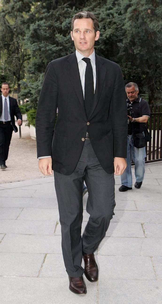 Iñaki Urdangarín Vestido De Traje Andando Por La Calle