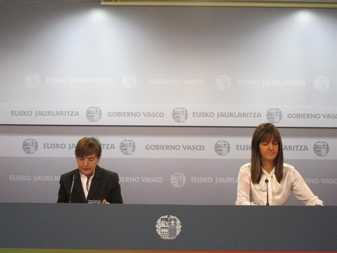 La Cnosejera De Empresa Gemma Zabaleta Junto A La Portavoz Idoia Mendia