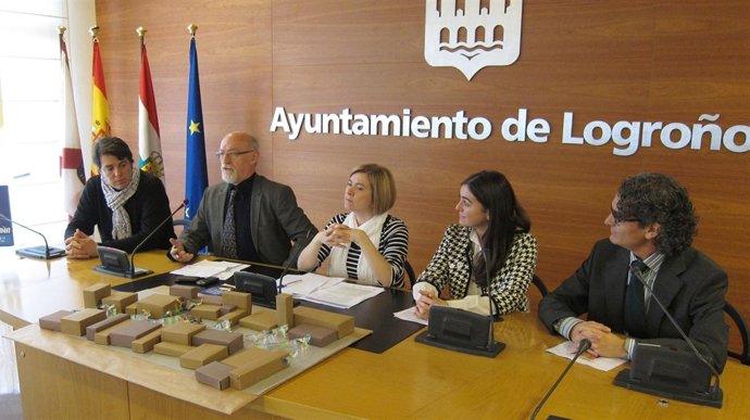 Momento De La Presentación Del Proyecto Teatral