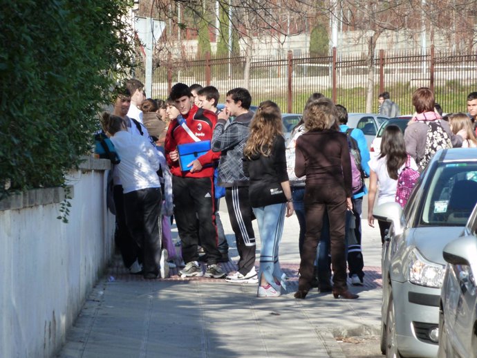 Adolescentes y niños  en la aentrada de un centro escolar