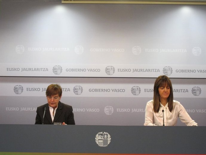 La Cnosejera De Empresa Gemma Zabaleta Junto A La Portavoz Idoia Mendia