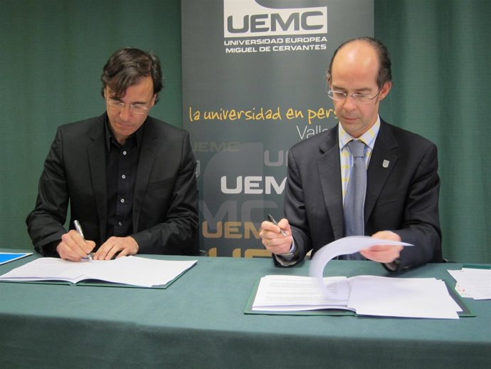 Vicente Fidalgo Y Martín José Fernández Antolín Durante La Firma Del Convenio