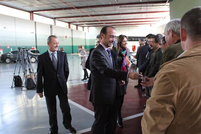 Entrega De Vehículos Del Parque Móvil Regional A 17 IES 