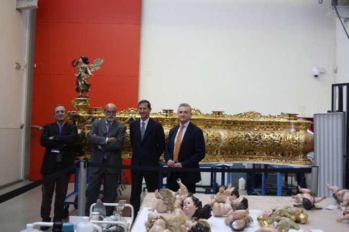Plata Visita La Restauración Del Paso Del Gran Poder En El IAPH