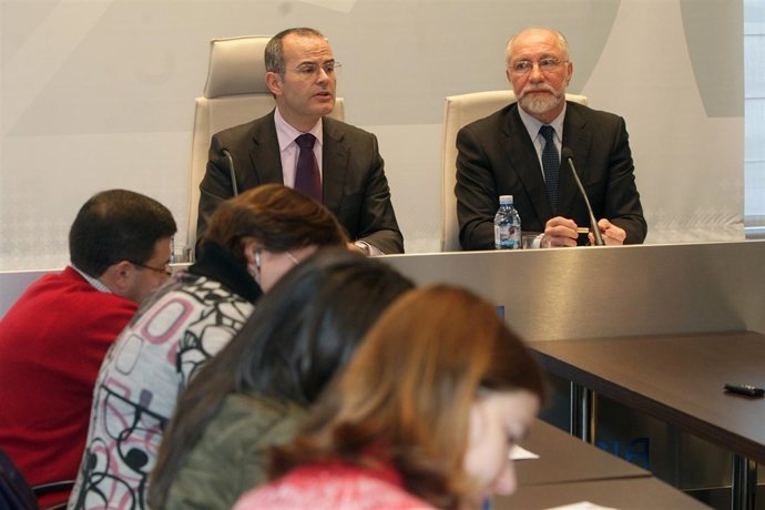 12,00 h.-     O conselleiro de Educación e Ordenación Universitaria, Xesús Vázqu