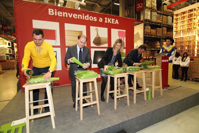 Las Autoridades Montan Una Silla Infantil En La Nueva Tienda De Ikea