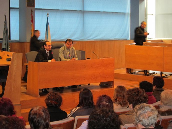 El conselleiro Javier Guerra con trabajadores Conservera Paganini.