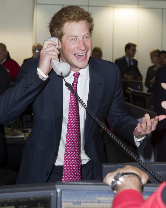 El Príncipe Enrique Con Un Teléfono En La Mano 