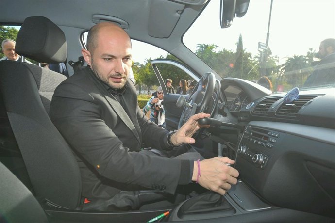 Raúl López, Edil De Accesibilidad De Málaga, En Un Coche Adaptado Con Telemando