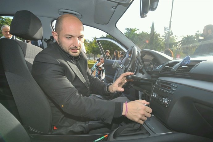 Raúl López, Edil De Accesibilidad De Málaga, En Un Coche Adaptado Con Telemando