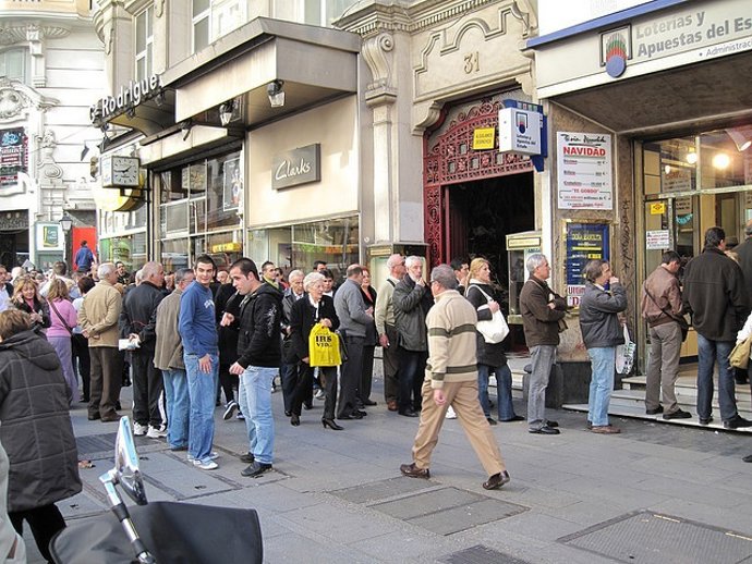 Cola Ante Una  Administración De Loterías Por Alejandro Arce CC Flickr 