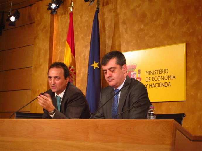 A La Izquierda, El Secretario De Estado De Hacienda En Funciones, López Carbajo