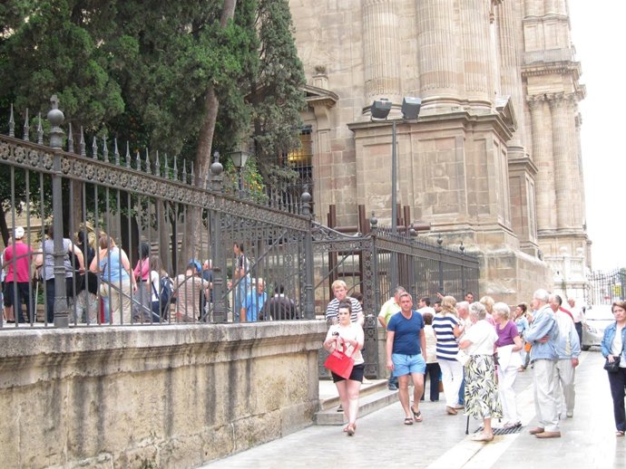 Turistas En Málaga En En Entorno De La Catedral