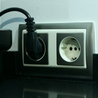 Industria remite a la CNE la propuesta para congelar la luz en enero