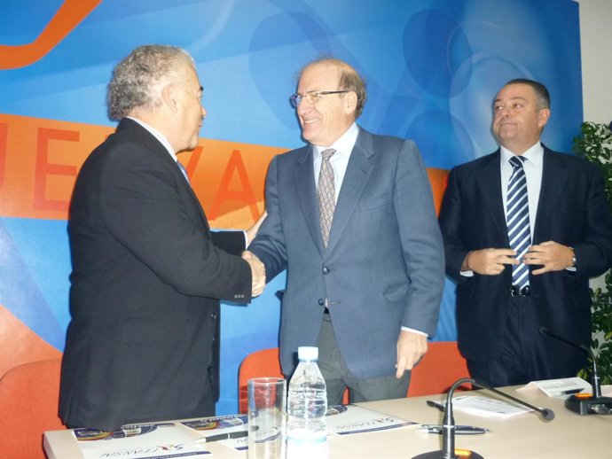 El Alcalde De Huelva, Pedro Rodríguez, Con El Representante De Feasal.