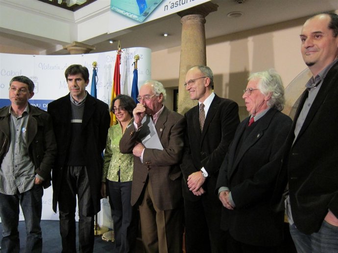 Vallaure, en el centro, posando con los premiados.