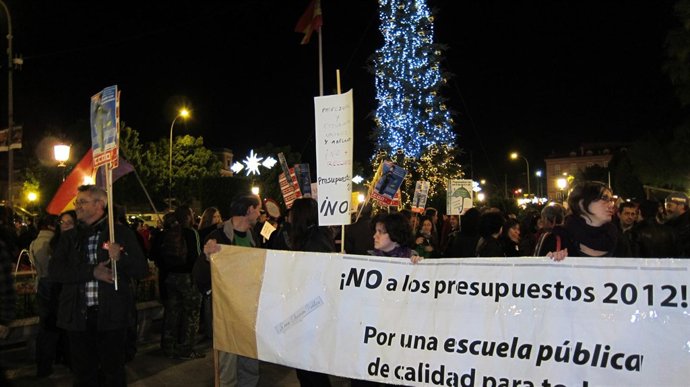 Cientos De Personas Se Concentran En Murcia Contra Los Presupuestos De 2012 