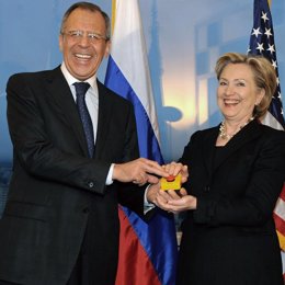 La secretaria de Estado norteamericana, Hillary Clinton y su homólogo ruso Serge