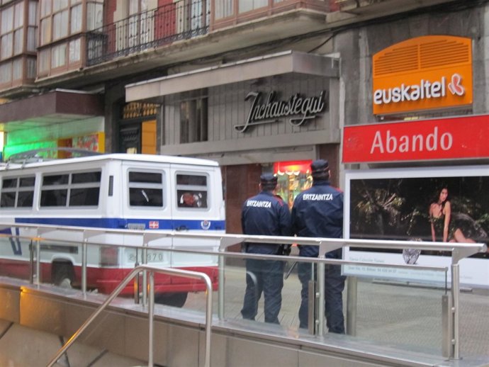 Ertzainas Vigilan La Entrada De Metro De Abando