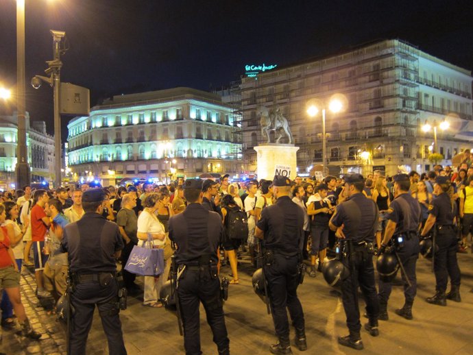 La Policía Nacional Vigila La Manifestación Laica Contra La JMJ