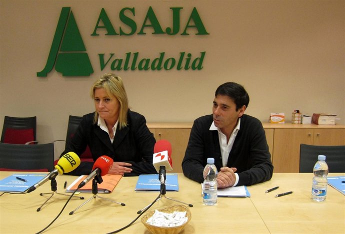 Paula Roch Y Lino Rodríguez En Una Rueda De Prensa.