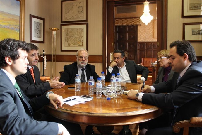 Integrantes Del SESCAM Con El Presidente De La Diputación De Albacete