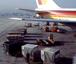 Un Avión, Siendo Cargado