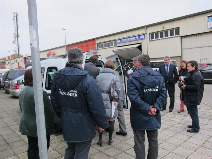 El Alcalde Inspecciona La Unidad Móvil 
