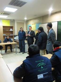 El Consejero De Empleo, Manuel Recio, Visitando Una Escuela Taller En Sevilla