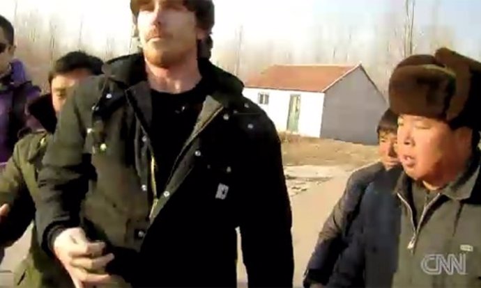 Christian Bale Contra Los Policías Chinos