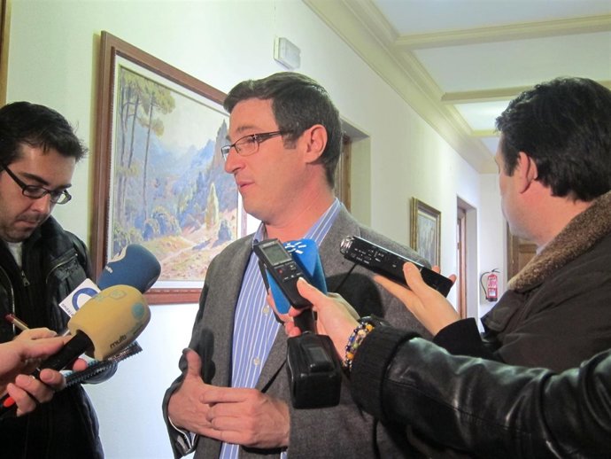 El Concejal De Hacienda De Jaén, Miguel Contreras, Atiende A Los Medios.