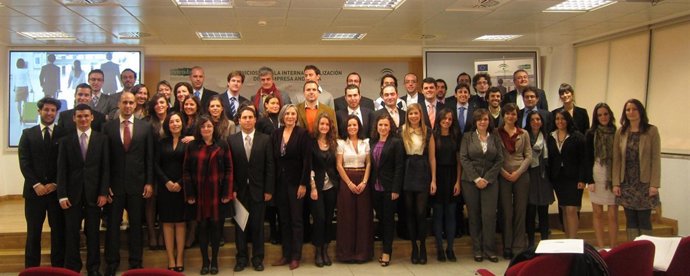 Entrega De Los Destinos A 45 Becarios De Extenda