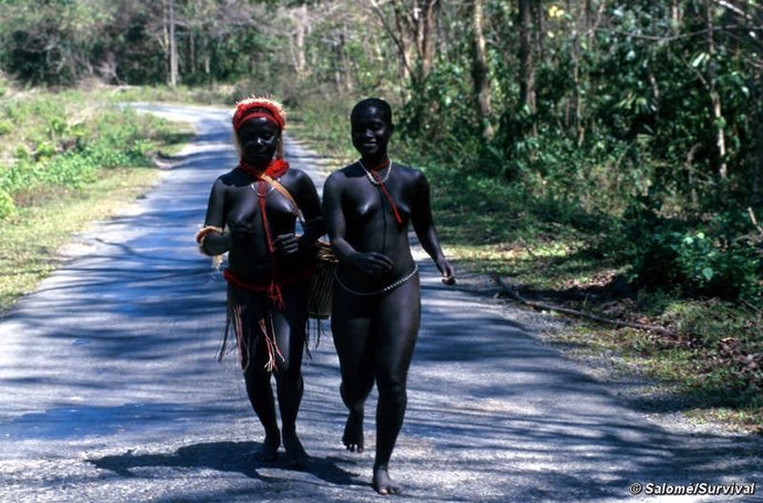Dos Mujeres Jarawa En La Andaman Trunk Road (India)