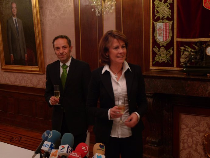 Yolanda Barcina Acompañada De Juan Luis Sánchez De Muniáin.
