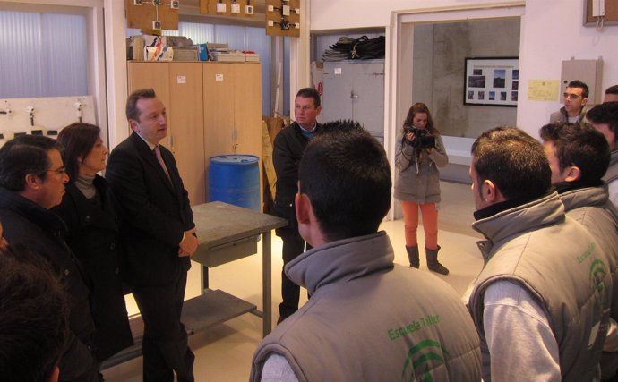 El Consejero De Empleo, Manuel Recio, Visita Una Escuela Taller En Sevila