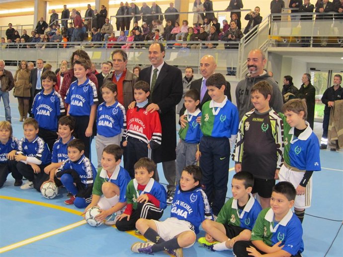 El Presidente Con Los Niños Que Han Inaugurado El Pabellón