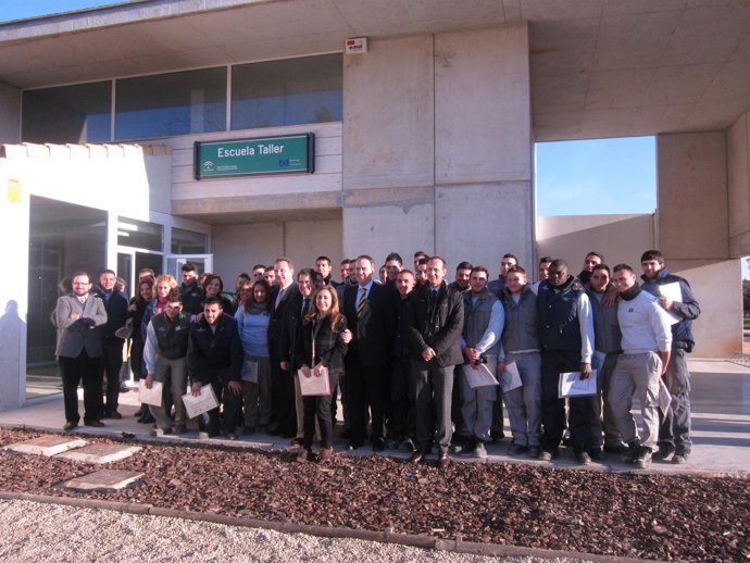 Entrega De Diplomas En La Escuela Taller De Alcosa, En Sevilla