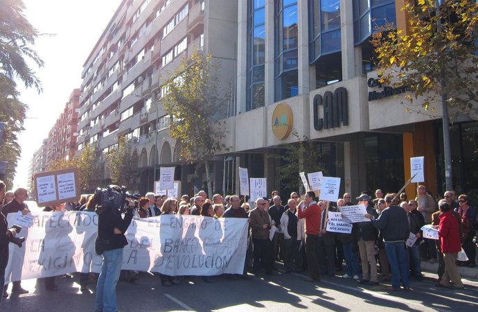 Concentración Convocada Por Adicae En Alicante