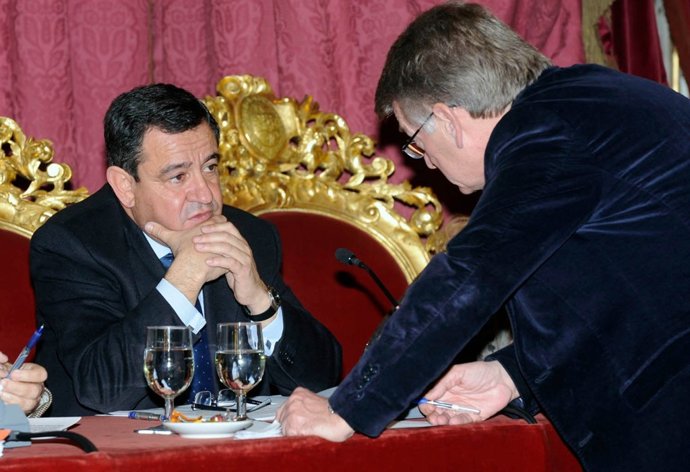 El Presidente De La Diputación De Cádiz Habla Con Un Diputado Durante El Pleno