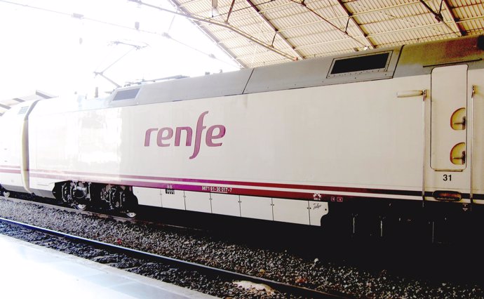Un Tren Llegando A La Estación De Renfe De Alicante