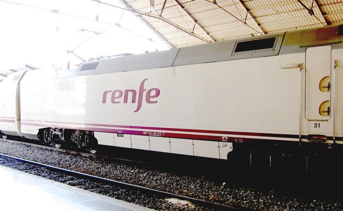 Un Tren Llegando A La Estación De Renfe De Alicante