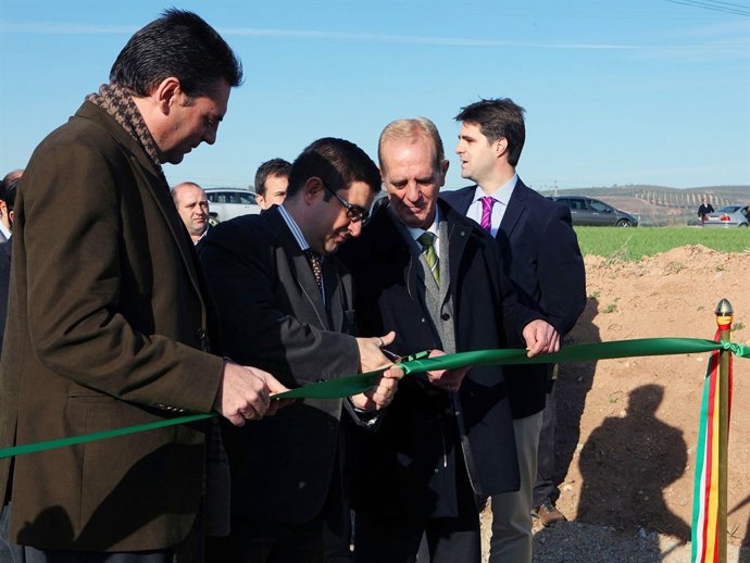 Reyes Corta La Cinta De La Vía Verde Del Guadalimar, Junto Con Vera Y Muñoz.
