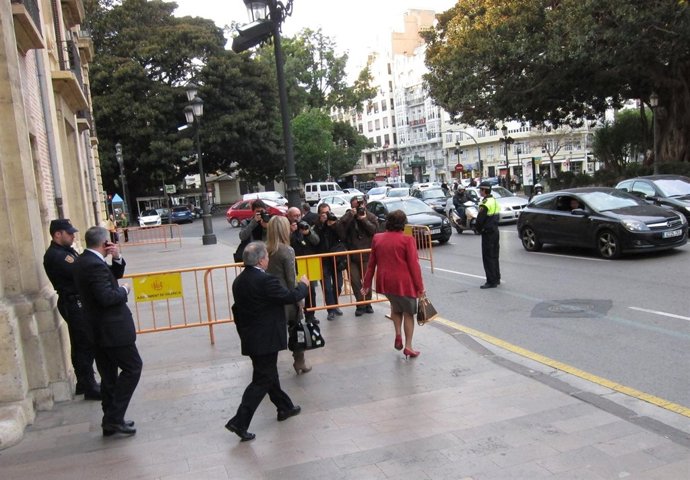 Barbrá, Rus Y Castedo A La Salida Del Juicio A Camps