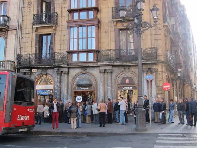 Clientes Esperando En Una Administración De Bilbao